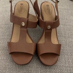 Giani Bernini T-strap memory foam sandals Size 8